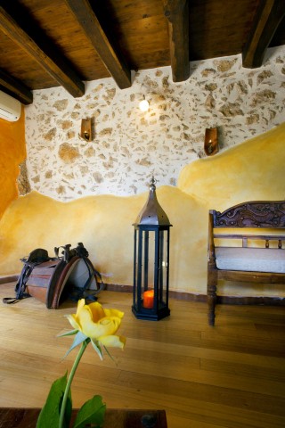villa-orange-couch-bedroom